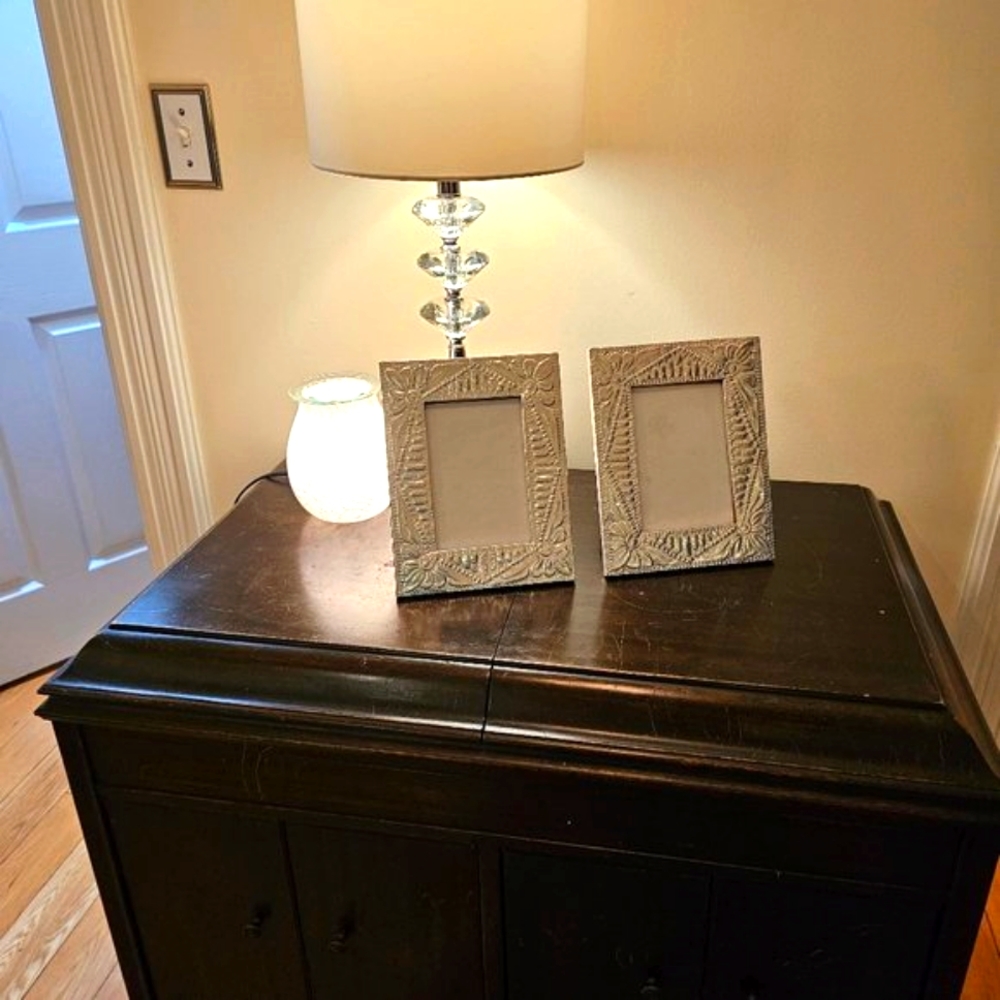 2 Picture Frames 4 x 6
